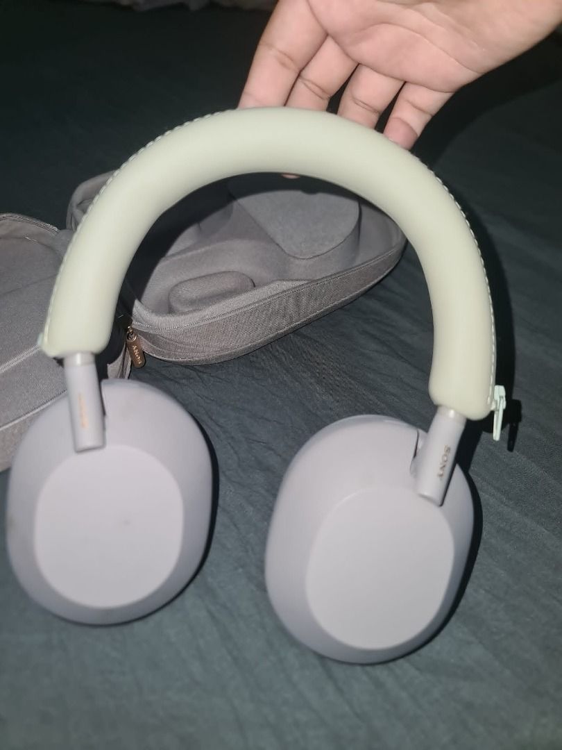 SONY WH-1000XM5 (Category: Headphones & Headsets) located in Caloocan City. Submitted by daniicabs (Listing ID 1463244567, Image 2). Description: Price is still negotiable po. I am selling my Sony WH-1000XM5, I used it for like 2-3 times in the airport for travel and that's it lang po. Meron na ring protector yung sa may head niyo po para hindi madumihan or anything. Need ko lang siya mabenta to pay bills po sa house. Thank you. .