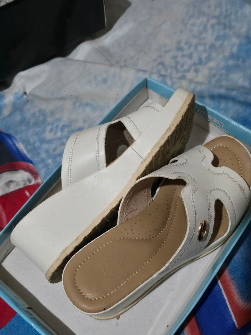 Sorrores White Wedge Sandals (Category: Sandals) located in Baguio. Submitted by asthreea (Listing ID 1463244061, Image 1). Description: Orig price: 1499 Used once lang, size 35 ako.