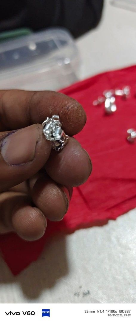 Sparkling Stud Earrings with Screw Backs (Category: Earrings) located in Manila. Submitted by shine_diamond88 (Listing ID 1463310655, Image 2). Description: 2ct stud earrings lab grown diamond 14k gold.