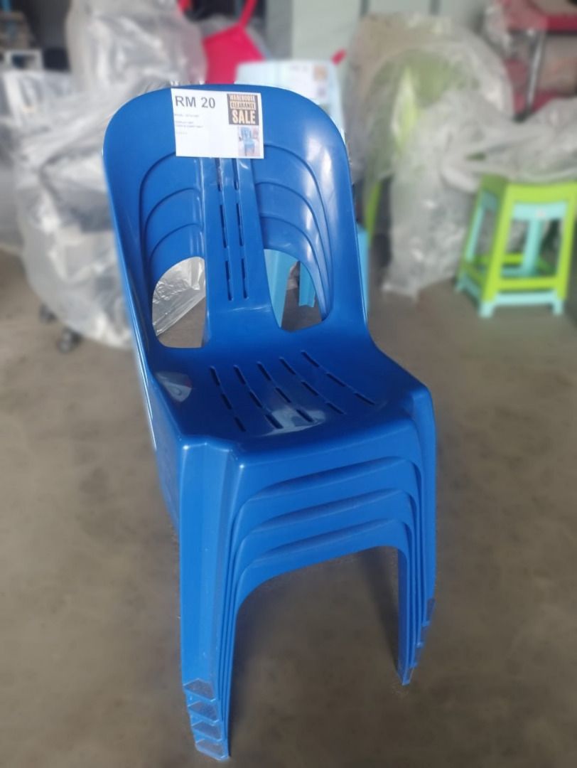 Stackable Blue Plastic Chairs (Sample Unit) (Category: Chairs) located in Telok Panglima Garang. Submitted by orange_express (Listing ID 1463197607, Image 1). Description: 🛒 Beli dan Ambil/Cash & Carry ! 🪑 Stackable Blue Plastic Chairs (Sample Unit) 💥 RM20 / unit 🎉 Ambil Semua 4 Unit - Biru ✅ Set kerusi plastik berwarna biru ✅ Reka bentuk boleh disusun untuk penyimpanan yang mudah ✅ Sesuai untuk acara, majlis, atau keperluan tempat duduk tamb