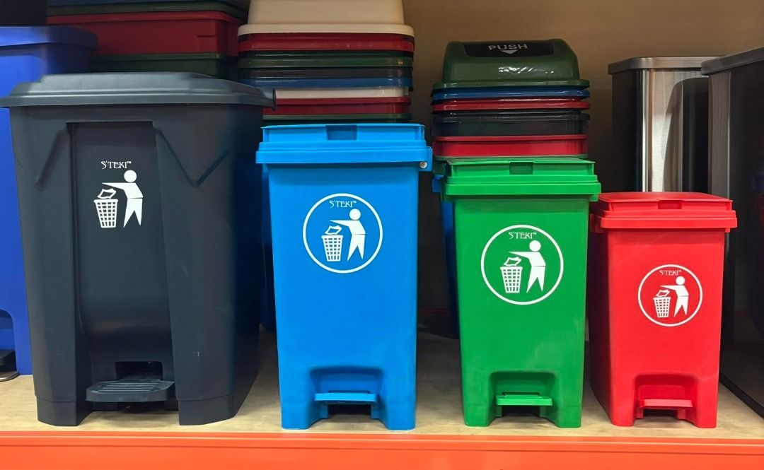 Step on trash bin (Category: Waste Bins & Bags) located in Pasig City. Submitted by rareowl_82acfa (Listing ID 1463207812, Image 1). Description: STEP ON TRASH BIN .