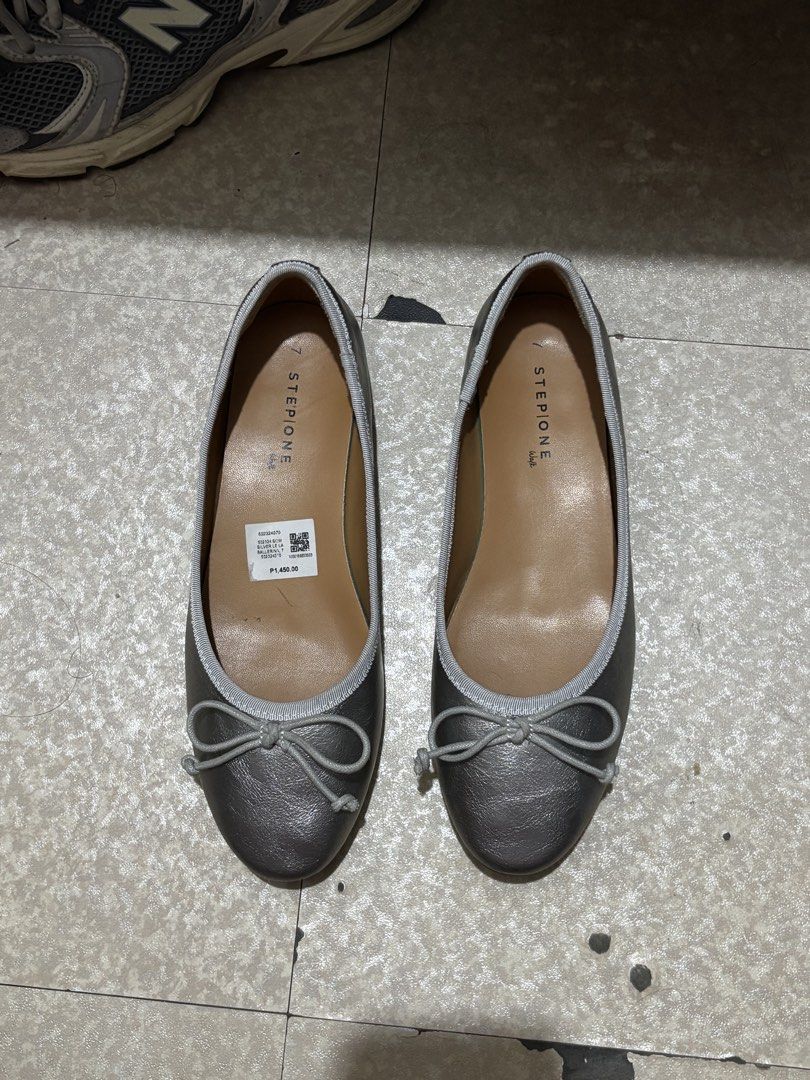 Step One Silver Metallic Ballet Flats with Bow Detail (Category: Flats & Sandals) located in Batangas. Submitted by ishoptoomuchxoxo (Listing ID 1463319961, Image 1). Description: - Brand: Step One - Style: Silver Metallic Ballet Flats - Size: 7 - Features: Cute bow detail on the front, brand name printed on inner sole - Original Price: P1,450.00 .