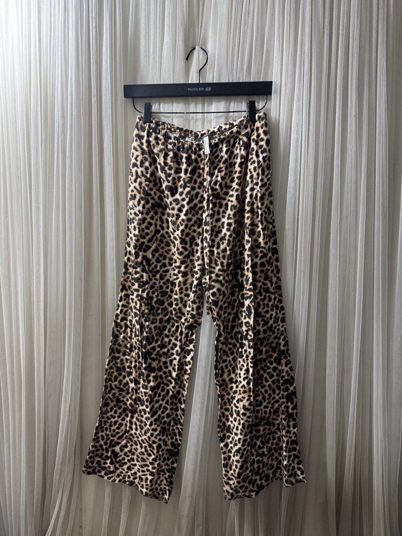 Stradivarius Leopard Trouser (Category: Other Bottoms) located in Taguig. Submitted by saintchristian (Listing ID 1463252140, Image 1). Description: .
