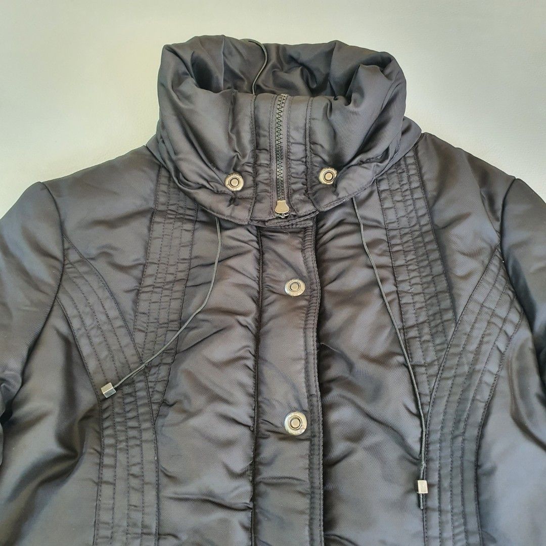 Stradivarius Puffer Trench Jacket Size L (Category: Coats, Jackets and Outerwear) located in Laoag. Submitted by soukay (Listing ID 1463135261, Image 3). Description: - Dark grey puffer jacket from Stradivarius - Size: Large (L) - Features: Zip-up front with snap buttons, turtle neck. - Pockets: Two front pockets - Ideal for: Cooler weather and layering.