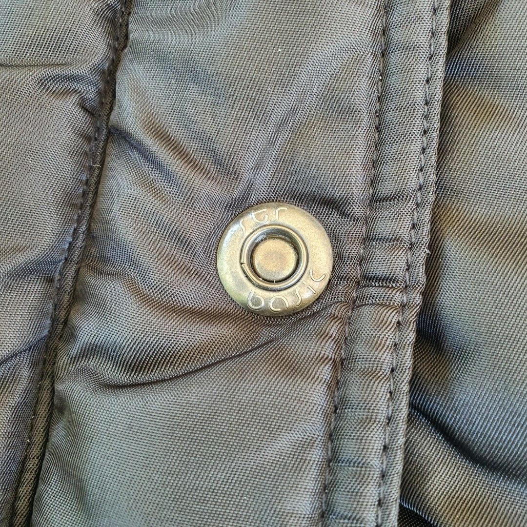 Stradivarius Puffer Trench Jacket Size L (Category: Coats, Jackets and Outerwear) located in Laoag. Submitted by soukay (Listing ID 1463135261, Image 2). Description: - Dark grey puffer jacket from Stradivarius - Size: Large (L) - Features: Zip-up front with snap buttons, turtle neck. - Pockets: Two front pockets - Ideal for: Cooler weather and layering.