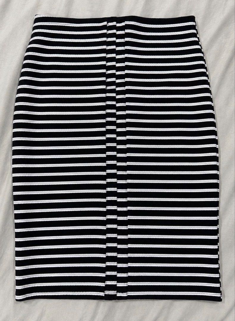 Stradivarius Stretch Pencil Skirt (Category: Skirts) located in Manila. Submitted by goodthingspreloved.92 (Listing ID 1462610374, Image 2). Description: - Elastic waistband - Stretchy material for a comfortable fit - Knee-length design - Perfect for work or casual outings.