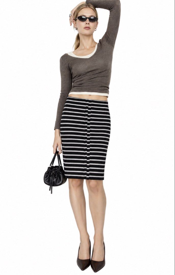 Stradivarius Stretch Pencil Skirt (Category: Skirts) located in Manila. Submitted by goodthingspreloved.92 (Listing ID 1462610374, Image 1). Description: - Elastic waistband - Stretchy material for a comfortable fit - Knee-length design - Perfect for work or casual outings.
