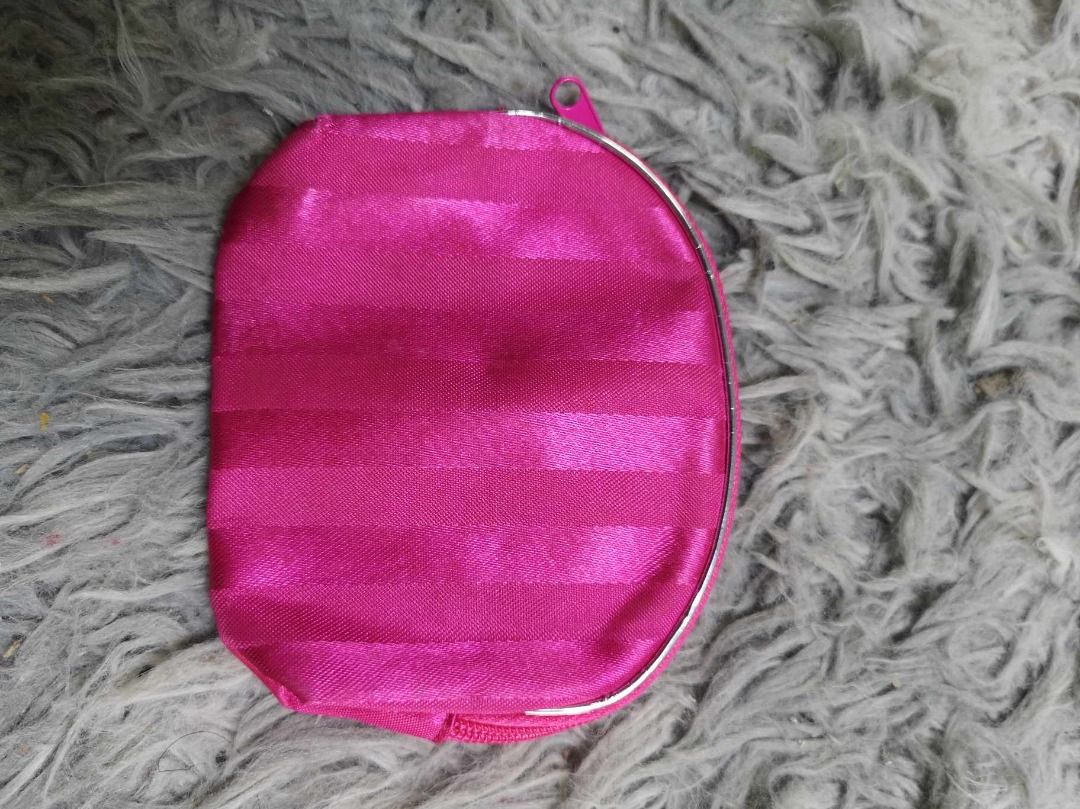 Stripe Pattern Pink Zipper Closure Coin Purse (Category: Purses & Pouches) located in Santa Cruz. Submitted by jmy_surplus.2 (Listing ID 1463244125, Image 3). Description: Size ; L - 4 W - 4.4 Color ; Pink Type ; Purse Brand ; No Brand Material ; Nylon Style ; Pink Zipper Closure Coin Purse LR 129 JMY 4 Batch #223.