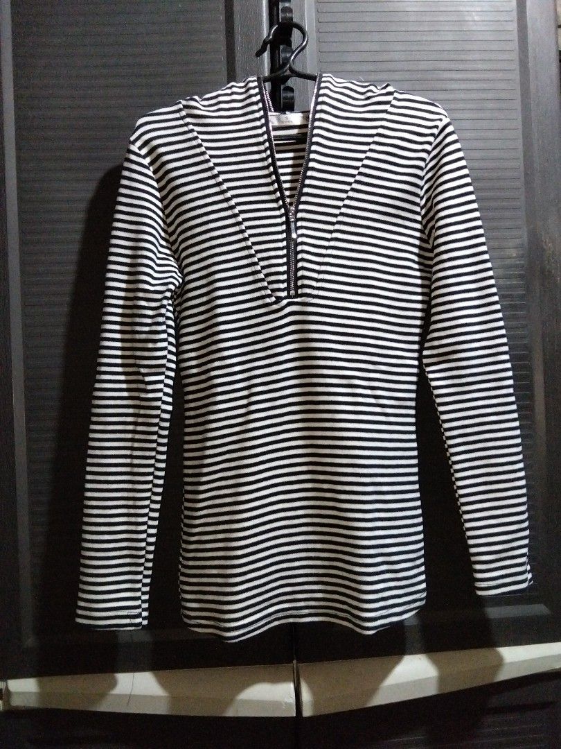 Striped Long-Sleeved Top with Zipper Neck (Category: Longsleeves) located in Asingan. Submitted by nickchacon (Listing ID 1463160599, Image 1). Description: - Fits S-M - Classic black and white stripes - Long sleeves - Zipper detail at the neckline - Comfortable fabric for everyday wear - Versatile: pairs easily with jeans or skirts - Great for casual occasions - Can be worn alone or layered.