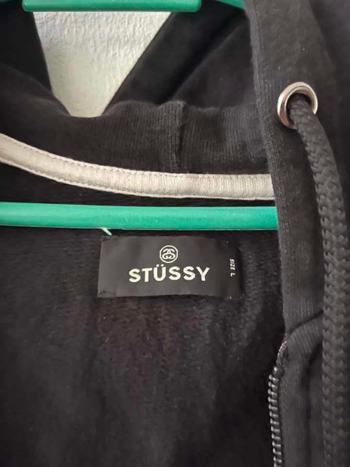 stussy hoddie jacket (Category: Coats, Jackets and Outerwear) located in Caloocan City. Submitted by nhogsmapula-24860 (Listing ID 1463295839, Image 3). Description: stussy hoddie jacket issue minimal crack prints size med to large.