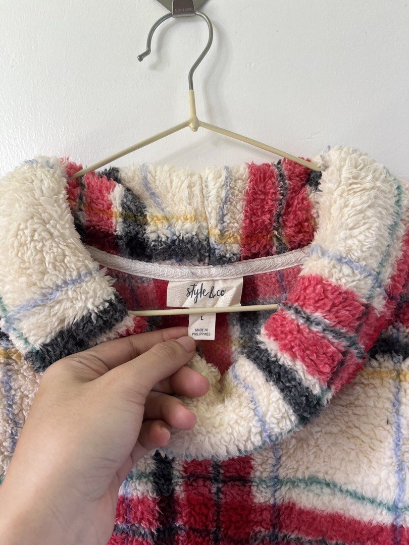 Style & Co Plaid Fleece Pullover (Category: Coats, Jackets and Outerwear) located in Santa Rosa. Submitted by thrifty_bev (Listing ID 1463226886, Image 3). Description: - Cozy plaid fleece pullover from Style & Co. - Super soft and warm material - Features a comfortable cowl neck - Ideal for chilly days - Size: Large (L).