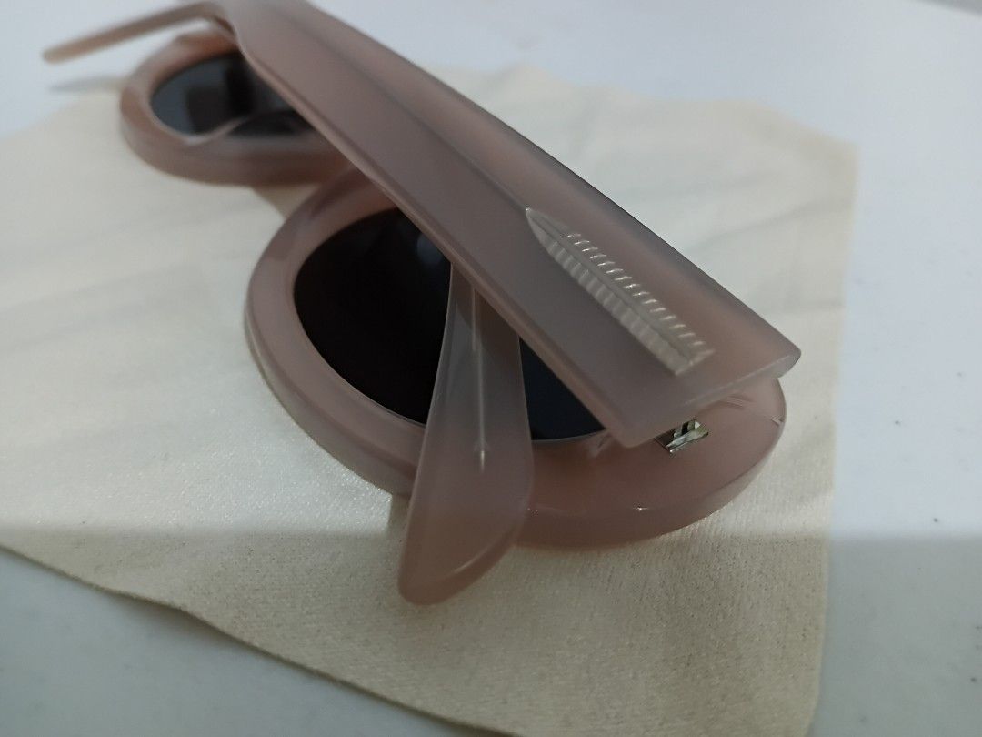 Sunnies Studios Rio (Category: Sunglasses & Eyewear) located in Davao. Submitted by all_below_900 (Listing ID 1463284076, Image 3). Description: - Note: Only used once. No flaws. No scratches. - RFS: Doesn't fit my style. - Original bought price: P855.