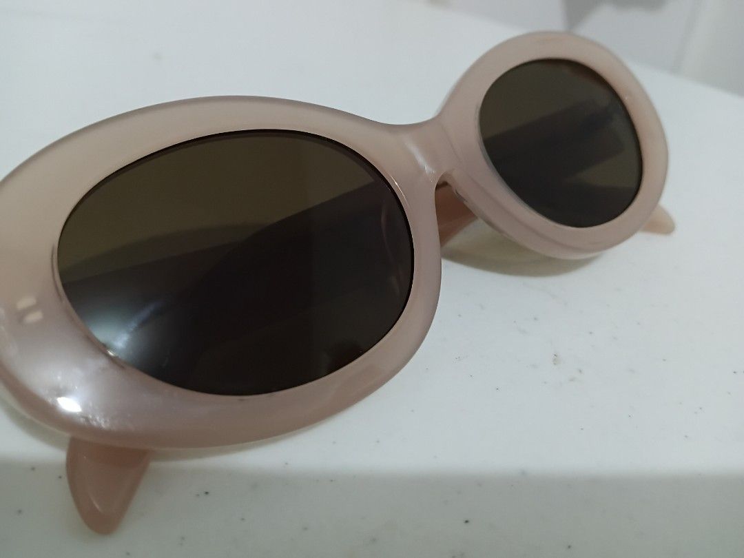Sunnies Studios Rio (Category: Sunglasses & Eyewear) located in Davao. Submitted by all_below_900 (Listing ID 1463284076, Image 1). Description: - Note: Only used once. No flaws. No scratches. - RFS: Doesn't fit my style. - Original bought price: P855.