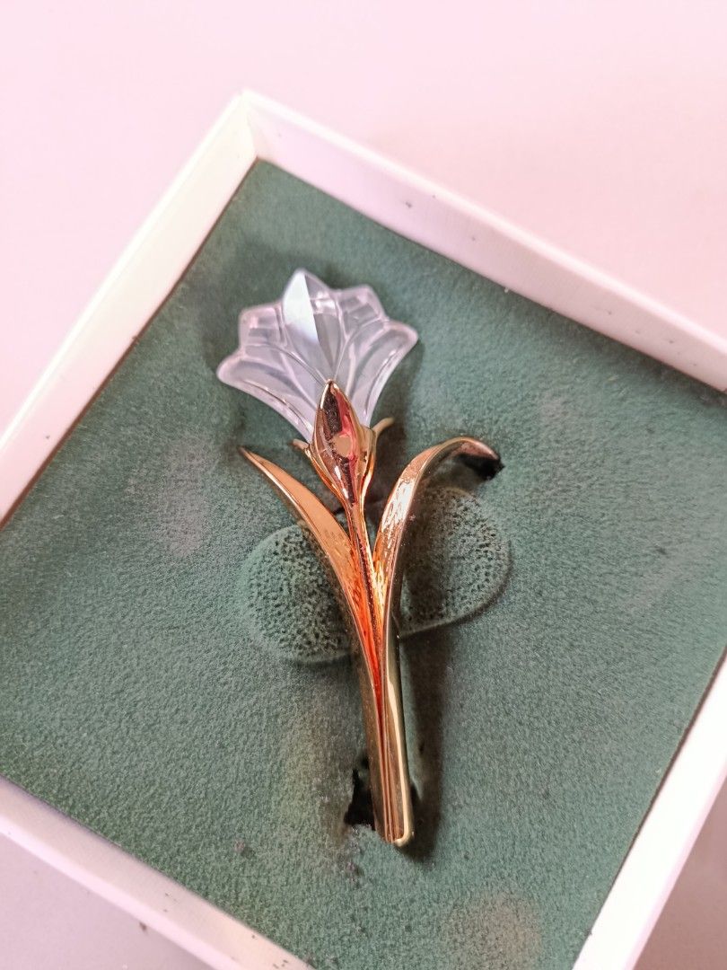 Swarovski Crystal Memories (Category: Brooches) located in Santa Fe. Submitted by thrift_shopph (Listing ID 1463208176, Image 3). Description: vintage Swarovski Crystal Memories gold-tone flower brooch featuring clear crystal petals inside its original branded box..