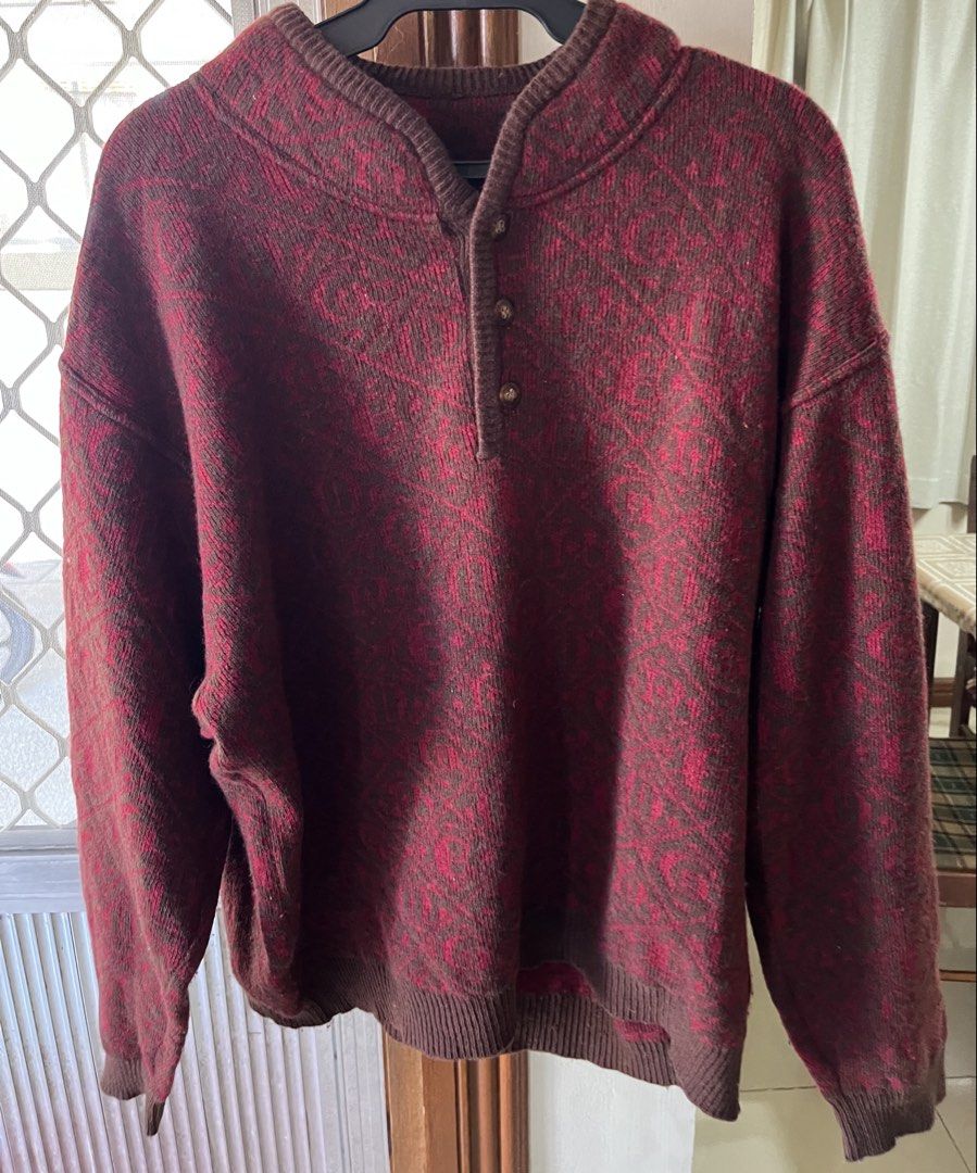 Sweater Long sleeve (Category: Longsleeves) located in Bacoor. Submitted by ayit. (Listing ID 1463163631, Image 1). Description: - orig personal japan gling Med fit strechble Long-sleeved sweater with a unique maroon and brown pattern. - Size: Medium (EU 38 / UK 10 / US 6). - Features a classic Henley neckline with button details. - Condition: Layered condition 3 (good). - Ideal for casual wear and layering. - Available for meetups in Citta Itali