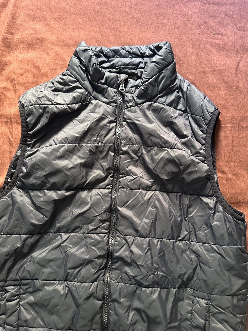 Swiss Tech Vest Puffer Long Black (Category: Vests) located in Las Pinas. Submitted by jananavarr15760 (Listing ID 1463272047, Image 2). Description: Swiss Tech Vest Puffer Long Black Price: ₱400 Size: M Length - 29 inch Width - 21 inch Shoulder Width - 16 inch.