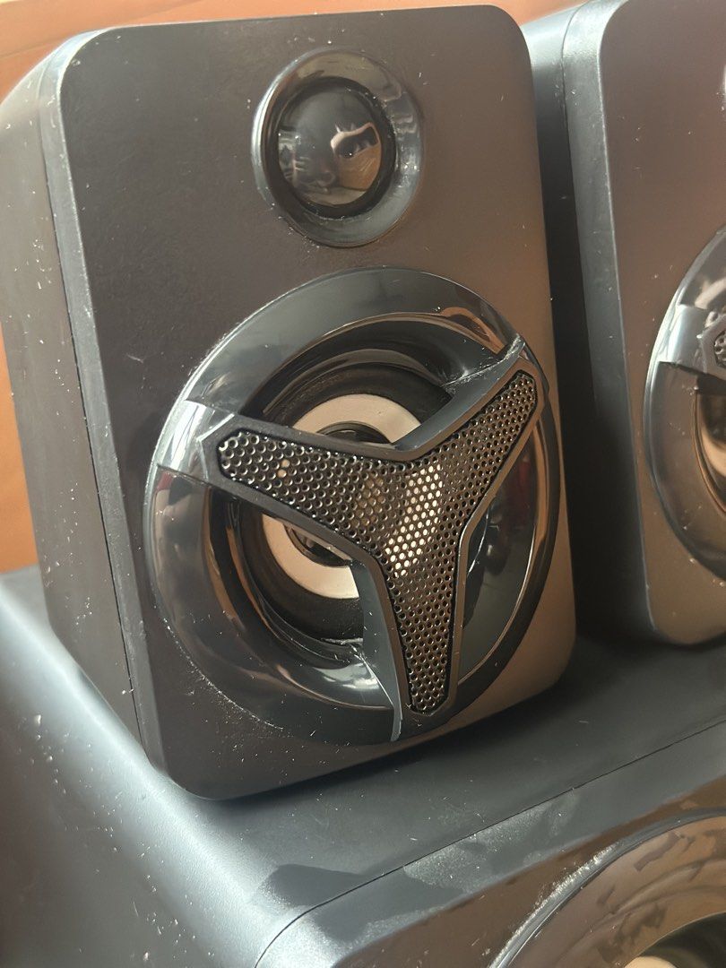 Table Speaker (Category: Soundbars, Speakers & Amplifiers) located in Singapore. Submitted by kju87 (Listing ID 1463264385, Image 2). Description: Lightly used Ecco 5 BTU tabletop speaker. Powerful 36W speakers provide a deep bass for all types of music. Lightly used, selling as lack of space. The Ecco 5 USB Powered Speaker is a feature-rich audio device that offers a unique blend of functionality and aesthetics. + USB Powered: The speaker is pow