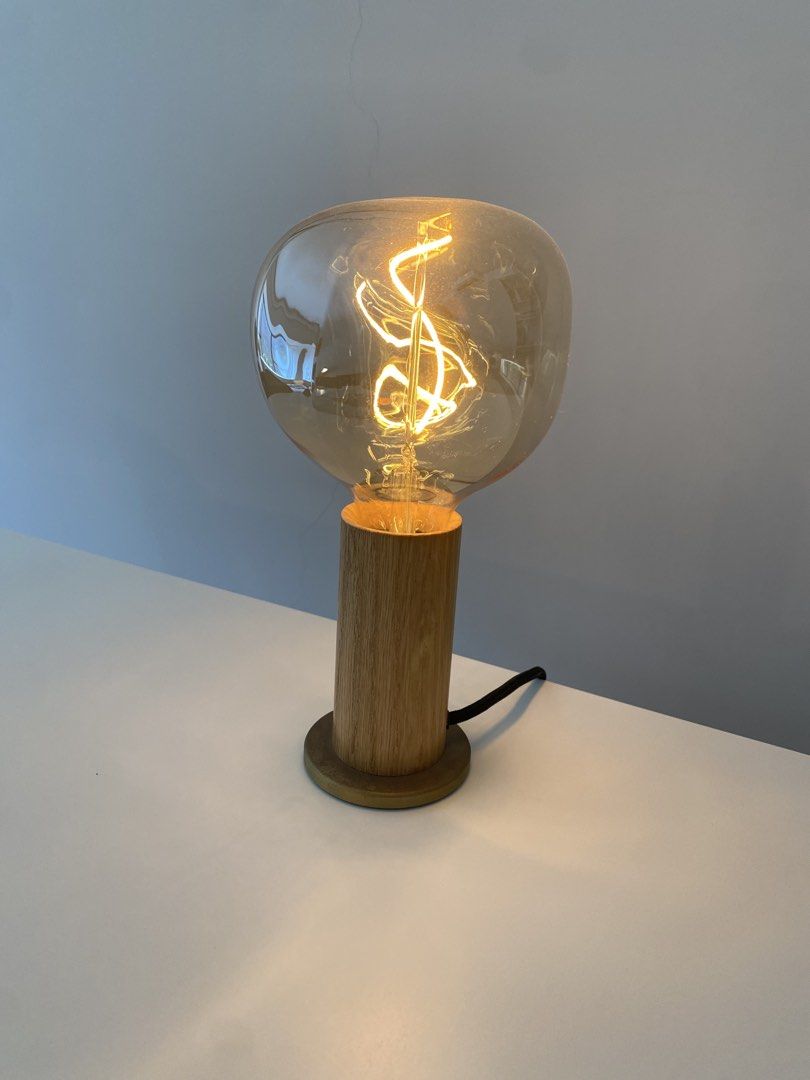 Tala Knuckle Table Lamp (Oak & Brass) with Voronoi LED Filament Bulb （分類：燈飾）位於 Hong Kong。 由 cchk12 提交（商品編號 1463178950，圖片 3）。簡介： Tala Knuckle Table Lamp in Solid Oak featuring a weighted brass base, complete with an oversized Tala Voronoi LED bulb. Beautiful minimal Scandinavian / modern aesthetic. Perfect for a bedside table, desk, side table, or accent piece.。