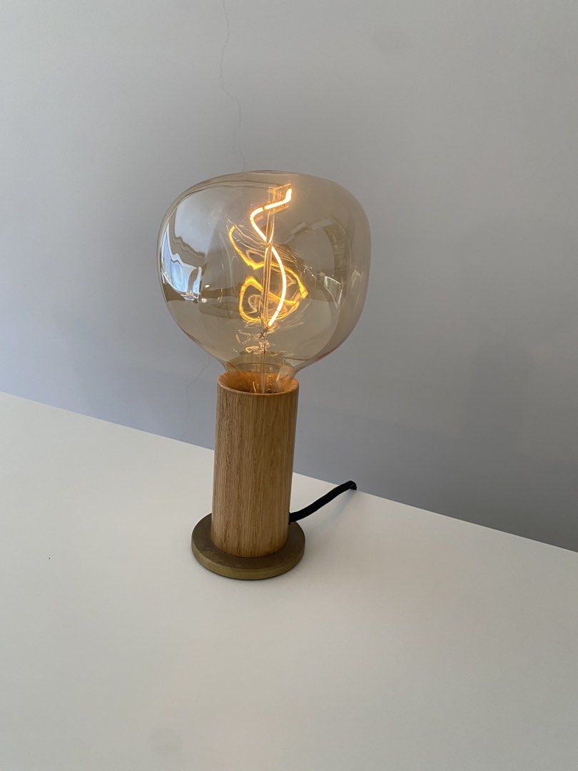 Tala Knuckle Table Lamp (Oak & Brass) with Voronoi LED Filament Bulb （分類：燈飾）位於 Hong Kong。 由 cchk12 提交（商品編號 1463178950，圖片 2）。簡介： Tala Knuckle Table Lamp in Solid Oak featuring a weighted brass base, complete with an oversized Tala Voronoi LED bulb. Beautiful minimal Scandinavian / modern aesthetic. Perfect for a bedside table, desk, side table, or accent piece.。