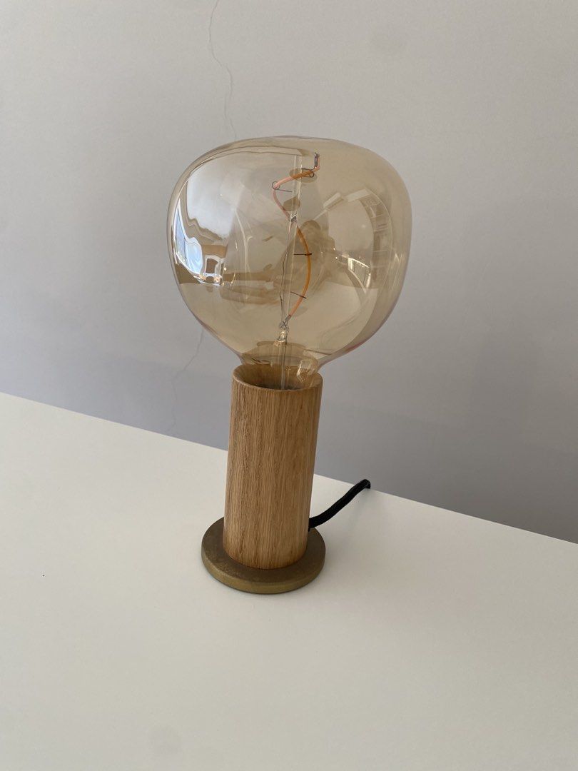Tala Knuckle Table Lamp (Oak & Brass) with Voronoi LED Filament Bulb （分類：燈飾）位於 Hong Kong。 由 cchk12 提交（商品編號 1463178950，圖片 1）。簡介： Tala Knuckle Table Lamp in Solid Oak featuring a weighted brass base, complete with an oversized Tala Voronoi LED bulb. Beautiful minimal Scandinavian / modern aesthetic. Perfect for a bedside table, desk, side table, or accent piece.。