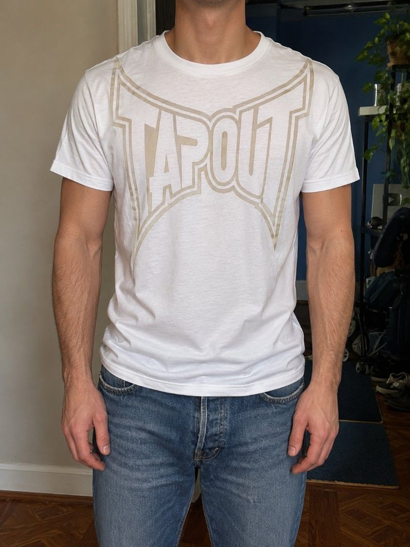 Tapout White T-Shirt Size M (Category: Tshirts & Polo Shirts ) located in Manila. Submitted by thriftthings824 (Listing ID 1461744909, Image 2). Description: 20 by 27 issue need wash and muntikan na matastas yung neck tag.