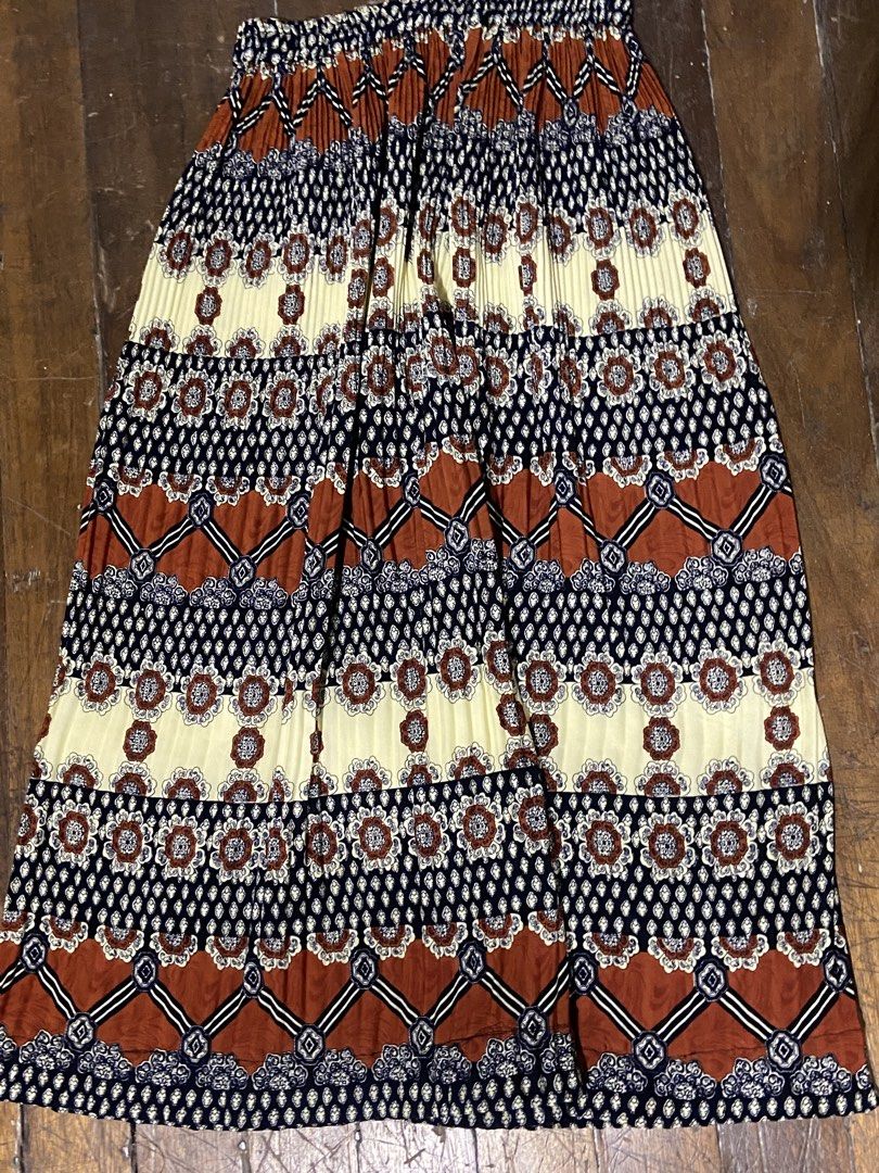 Thailand Pleated Midi Skirt (Category: Skirts) located in Manila. Submitted by 2yourheart (Listing ID 1463256929, Image 1). Description: ♡ Details: - Unused - Length: 32 in - PAY BEFORE SHIPPING, strictly no COD - PM for orders and further inquiries! ★ MOP: GCash or BPI Bank Transfer ★ SF: To be handled by buyer ★ MOD: J&T or Lalamove 📍Sta. Mesa, Manila.