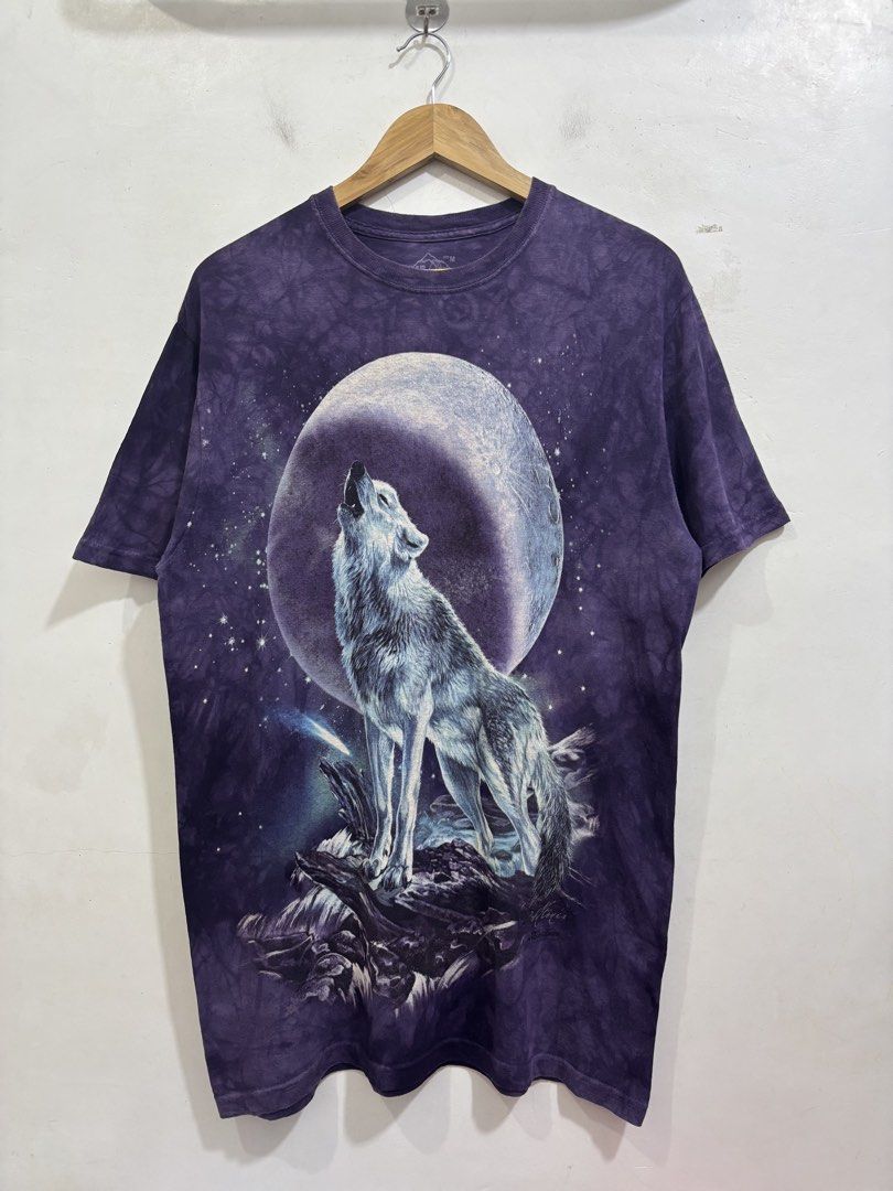The Mountain Wolf Howling Moon Tee (Category: Activewear) located in Taytay. Submitted by leanmark103093 (Listing ID 1463257615, Image 1). Description: TH€ M0UNT^lN Wolf Howling Moon Tee Medium on tag W22 L32 Excellent Condition No issue 1.2k Shipped.
