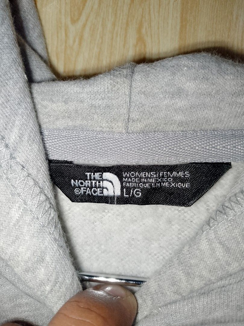 THE NORTH FACE HOODIE JACKET (Category: Activewear) located in Saint Bernard. Submitted by j0h_mhongg (Listing ID 1463150809, Image 3). Description: DIMES: 22 × 28 GOOD CONDITION AS NEW NO ISSUE.