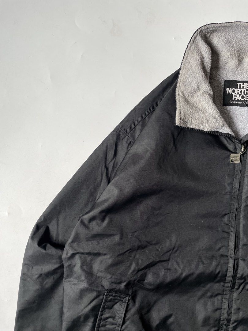 THE NORTH FACE lightweight zip-up windbreaker jacket (Category: Coats, Jackets and Outerwear) located in Baguio. Submitted by chronicles_cache (Listing ID 1463269662, Image 3). Description: Condition: Great Size tagged: L Width: 25 Length: 29 Shoulder: 23 Sleeve: 22.5.
