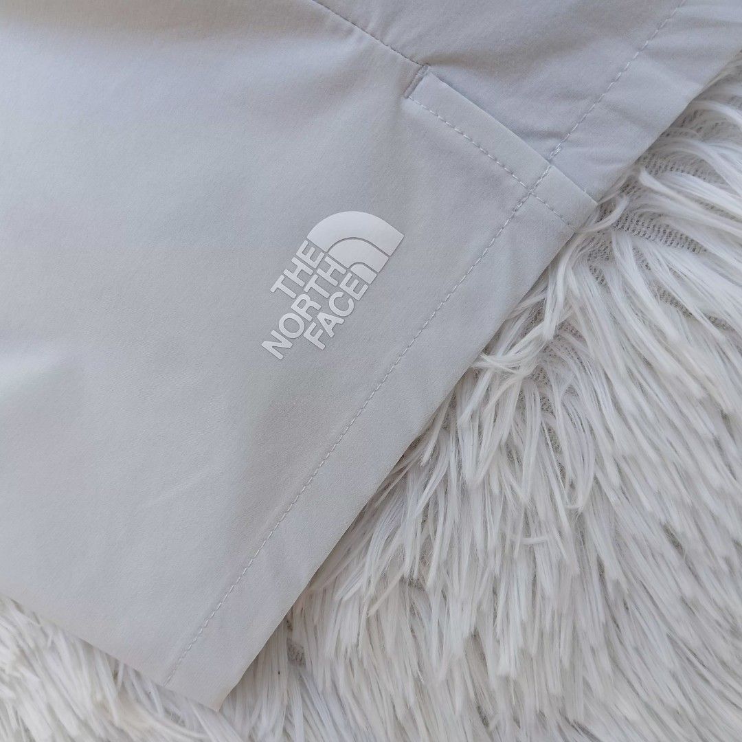 The North Face Shorts Light Grey unisex (Category: Shorts) located in Gattaran. Submitted by thrift_wiseph (Listing ID 1463200522, Image 2). Description: - Brand: The North Face - Color: Light Grey - Features: Elastic waistband with logo detail, side zippered pocket - Ideal for: Workouts, casual wear - Material: Comfortable and lightweight.