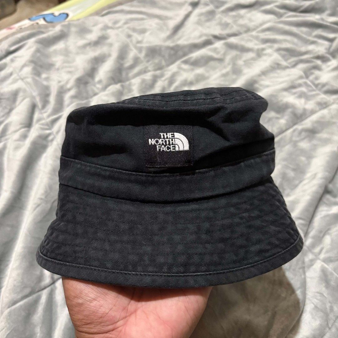 The north facw bucket hat (Category: Caps & Hats) located in Carmen. Submitted by aquarius.00 (Listing ID 1463275405, Image 3). Description: excellent.