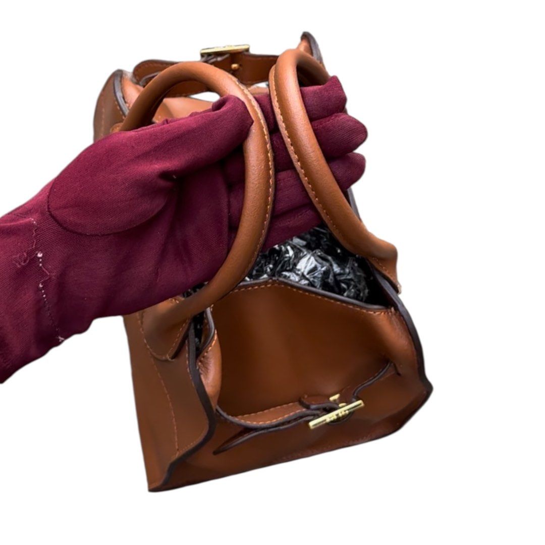 THE ROW Handbag (Category: Tote Bags) located in San Fabian. Submitted by rei_aniels (Listing ID 1463126709, Image 3). Description: The R0W Made in Italy Genuine leather Handbag only Excellent Condition My kaunting kurot sa rubber lining Brown Semi med. size .