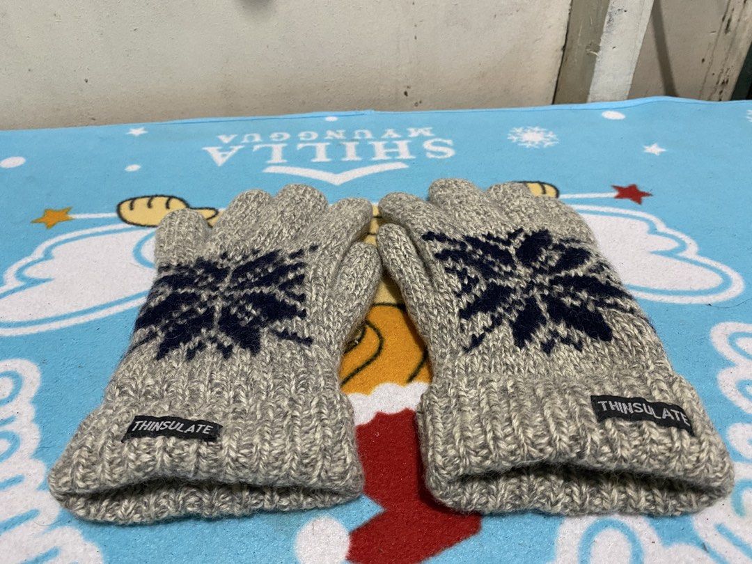 THINSULATE Knit Snowflake Gloves (Category: Gloves) located in Manila. Submitted by resi.diaz (Listing ID 1463207934, Image 1). Description: - Cozy heathered grey knit gloves - Adorable navy blue snowflake design - Lined with THINSULATE for superior warmth - Ribbed cuffs ensure a snug and comfortable fit - Ideal for staying warm during the cold winter months.