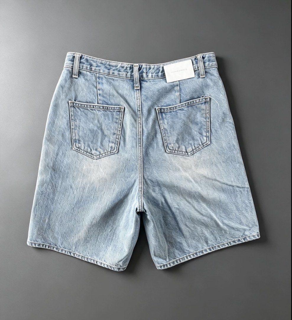Three quarter (Category: Shorts) located in Manila. Submitted by lardo.599 (Listing ID 1463204205, Image 2). Description: Issue❌ W-30 L-20 LO-12.
