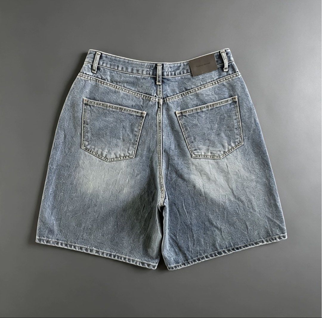 Three quater (Category: Shorts) located in Manila. Submitted by lardo.599 (Listing ID 1463198636, Image 2). Description: Issue❌ W-32 L-22 LO-14.