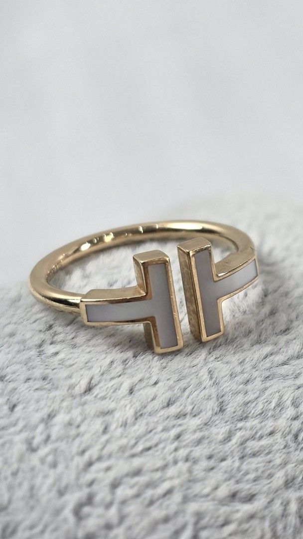 Tiffany & Co. T Wire MOP Ring (Category: Rings) located in San Fernando. Submitted by bagproject (Listing ID 1463252590, Image 2). Description: RING - T&Co T Wire MOP 750 YG, 4.1g Size 7 **with outer box Php89,000.