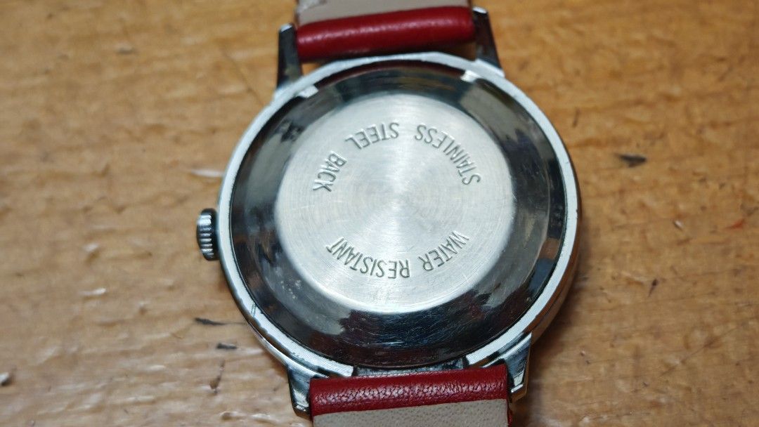 TIMEX 自動上鍊 手錶 （分類：手錶）位於 Hong Kong。 由 Benwatch 提交（商品編號 1463235941，圖片 5）。簡介： 呢隻係TIMEX嘅自動上鍊手錶。有紅色皮錶帶，好sharp。錶背寫住STAINLESS STEEL BACK同WATER RESISTANT。古董錶不包防水, 錶徑35mm, 走時正常,鑽石山交收。