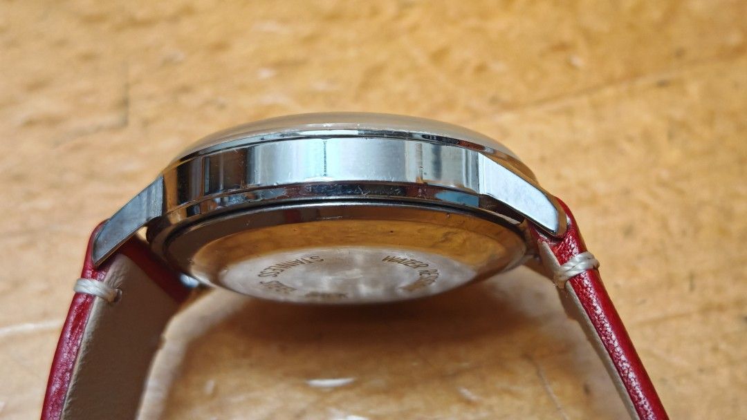 TIMEX 自動上鍊 手錶 （分類：手錶）位於 Hong Kong。 由 Benwatch 提交（商品編號 1463235941，圖片 4）。簡介： 呢隻係TIMEX嘅自動上鍊手錶。有紅色皮錶帶，好sharp。錶背寫住STAINLESS STEEL BACK同WATER RESISTANT。古董錶不包防水, 錶徑35mm, 走時正常,鑽石山交收。