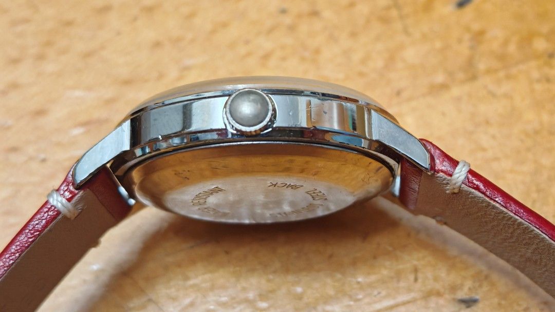 TIMEX 自動上鍊 手錶 （分類：手錶）位於 Hong Kong。 由 Benwatch 提交（商品編號 1463235941，圖片 3）。簡介： 呢隻係TIMEX嘅自動上鍊手錶。有紅色皮錶帶，好sharp。錶背寫住STAINLESS STEEL BACK同WATER RESISTANT。古董錶不包防水, 錶徑35mm, 走時正常,鑽石山交收。