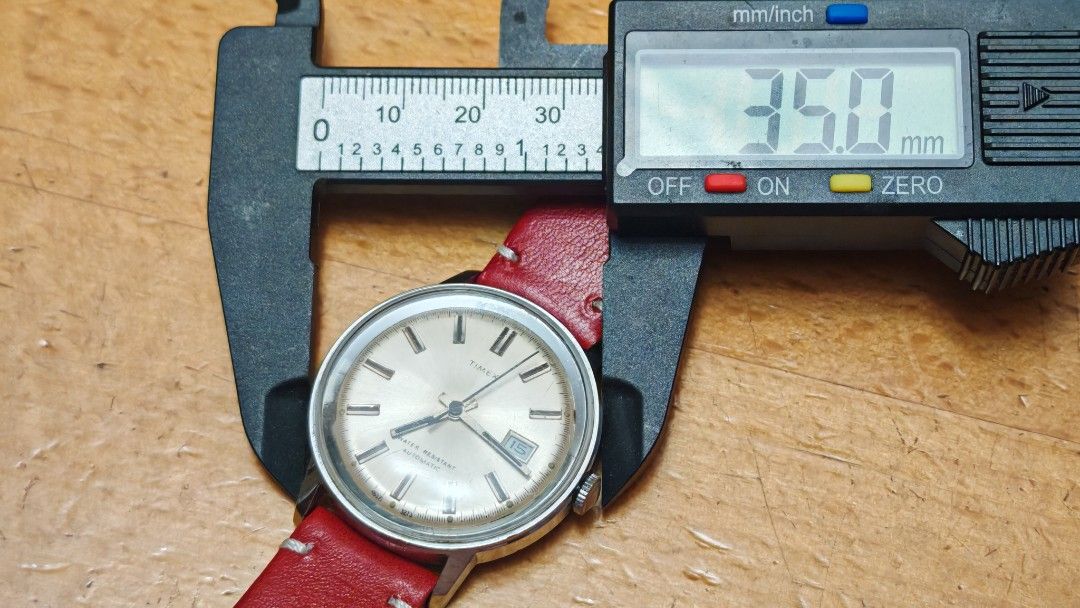 TIMEX 自動上鍊 手錶 （分類：手錶）位於 Hong Kong。 由 Benwatch 提交（商品編號 1463235941，圖片 6）。簡介： 呢隻係TIMEX嘅自動上鍊手錶。有紅色皮錶帶，好sharp。錶背寫住STAINLESS STEEL BACK同WATER RESISTANT。古董錶不包防水, 錶徑35mm, 走時正常,鑽石山交收。