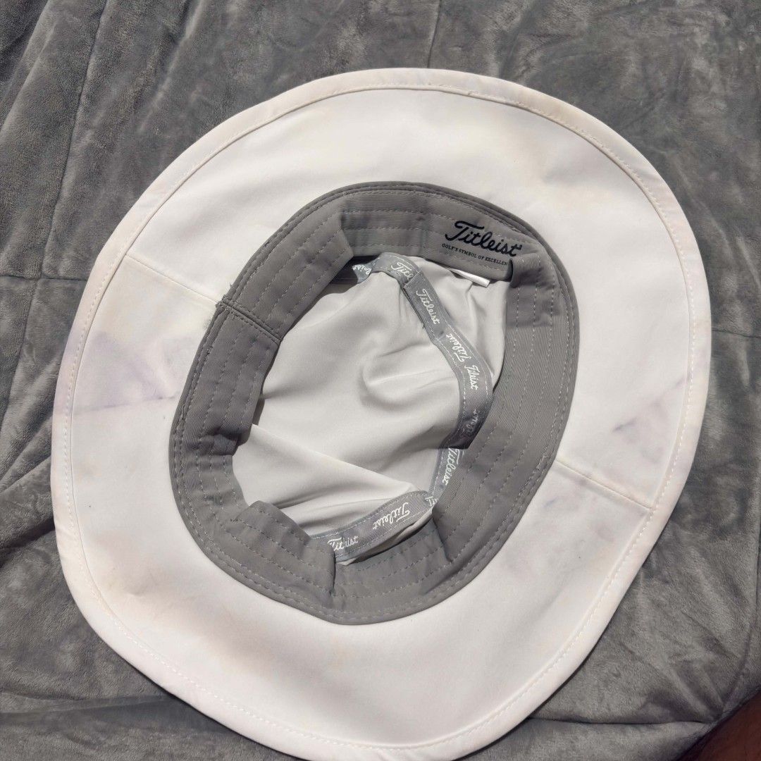 Titleist Bucket Hat White Golf Cap (Category: Caps & Hats) located in Carmen. Submitted by ar_thrift00 (Listing ID 1463269372, Image 3). Description: - White Titleist bucket hat - Ideal for sunny days on the golf course - Adjustable drawstring for a secure fit - Plenty of wear left.