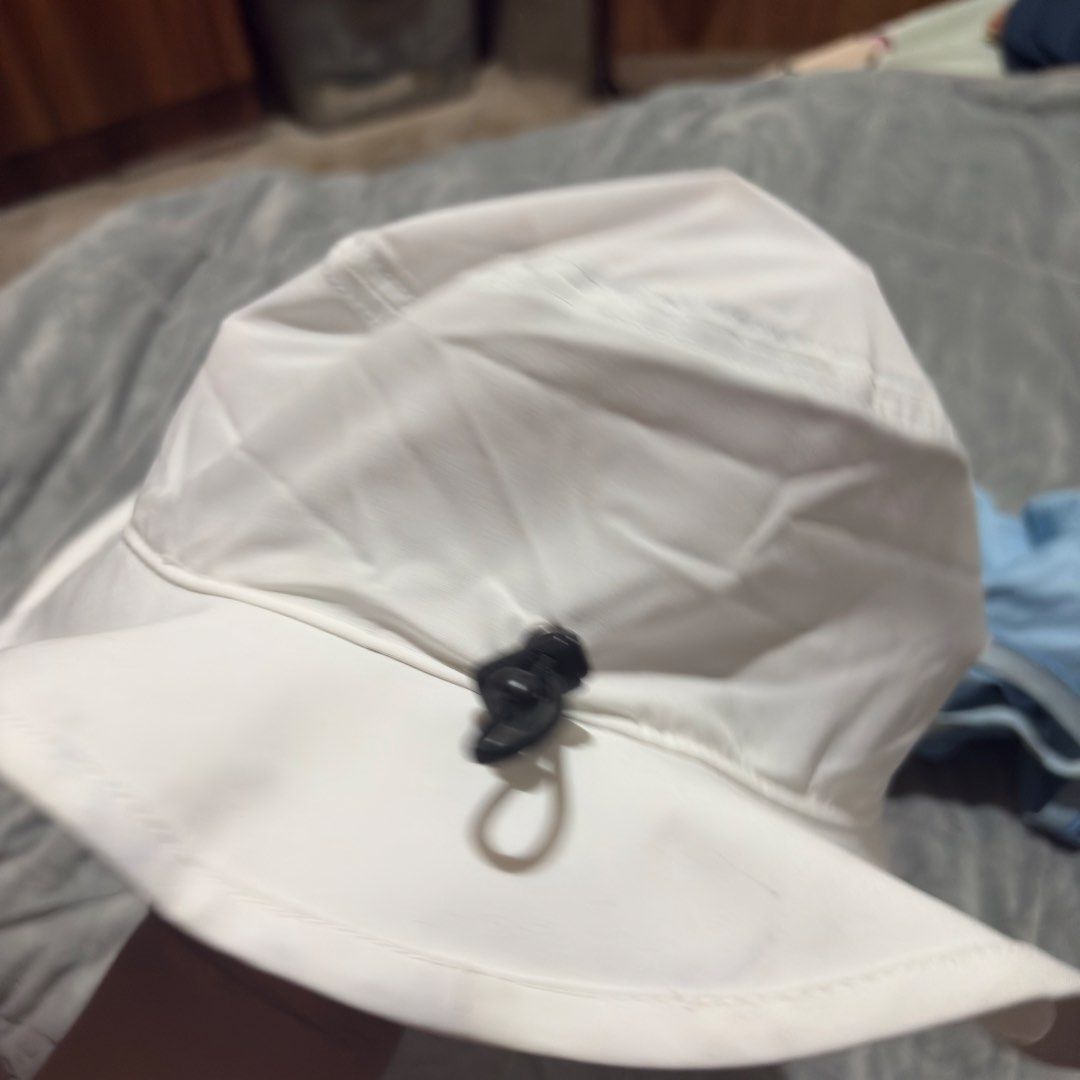 Titleist Pro-V Bucket Hat White (Category: Caps & Hats) located in Carmen. Submitted by rr_thrifts (Listing ID 1463273482, Image 3). Description: - White Titleist bucket hat - Embroidered Titleist logo on front - Adjustable drawstring at the back - Ideal for sunny days and golf - Minor marks on brim and inside lining (please check photos for details).