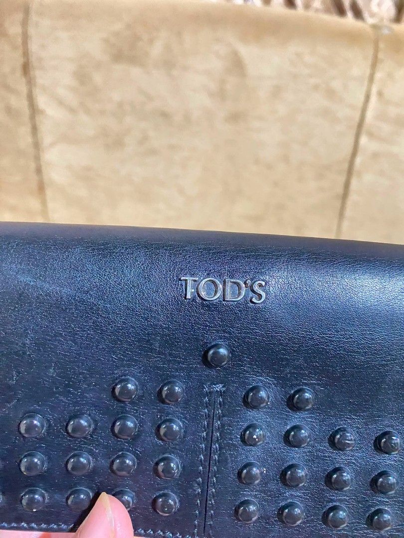 Tod's (Category: Wallets & Card holders) located in Dumaguete. Submitted by camillaolshoppe2 (Listing ID 1463217957, Image 3). Description: Authentic Tod's Long wallet Excellent condition super tibay as in Balat na balat Made in Italy naka lampo zip at naka code.