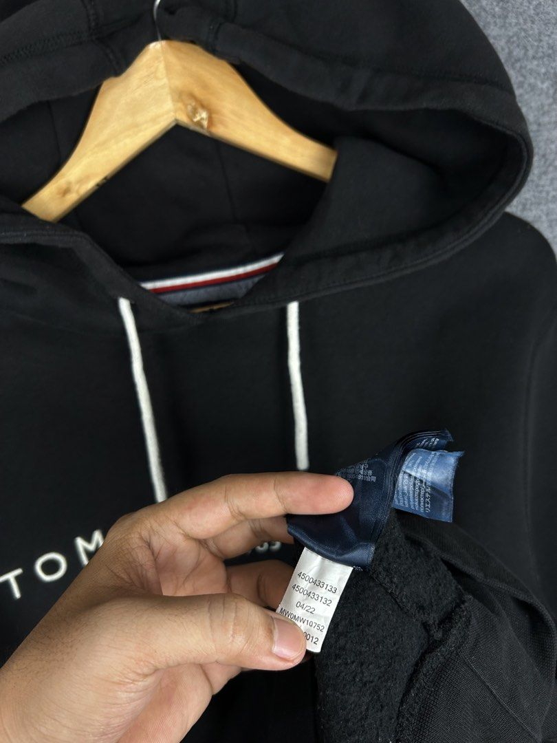 Tommy Hilfiger Hoodie (Category: Hoodies) located in Cebu City. Submitted by tanlawr07 (Listing ID 1463297008, Image 3). Description: Size Large Orig 💯 Excellent Condition No issue 1200 only 📍Cebu City Location .