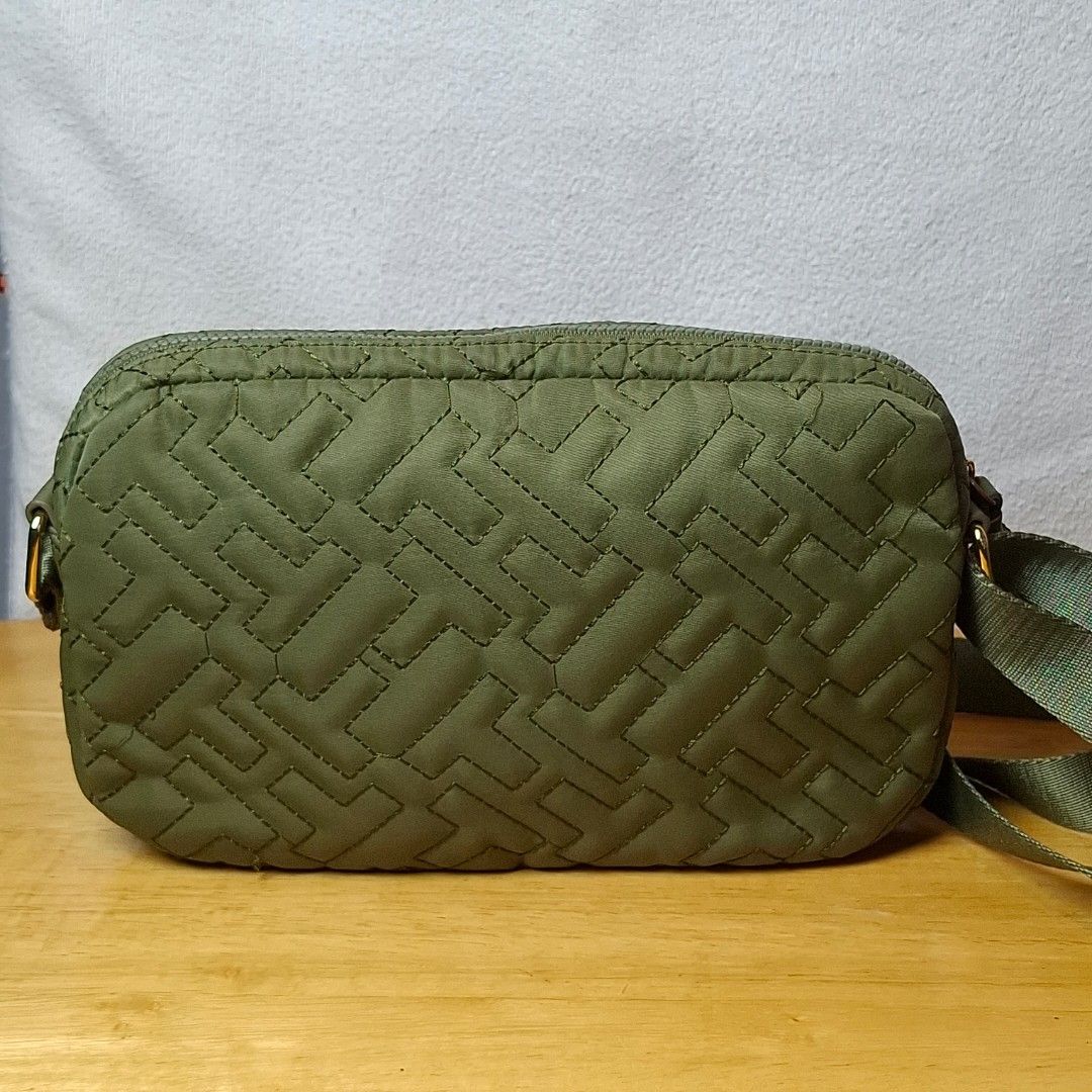 Tommy Hilfiger Sling Bag (Category: Cross-body Bags) located in Baguio. Submitted by kathuu27 (Listing ID 1463130394, Image 2). Description: Tommy Hilfiger Sling Bag 24 x 4 x 16cm Issue: peeling zipper puller nonetheless still in verygood condition Baguio City Based (open for dropping/meet-up) Outside Baguio - Payment First Shipping +SF Courier: Jnt.