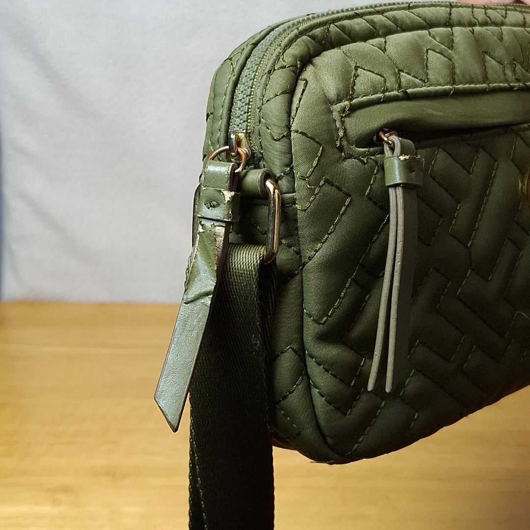 Tommy Hilfiger Sling Bag (Category: Cross-body Bags) located in Baguio. Submitted by kathuu27 (Listing ID 1463130394, Image 3). Description: Tommy Hilfiger Sling Bag 24 x 4 x 16cm Issue: peeling zipper puller nonetheless still in verygood condition Baguio City Based (open for dropping/meet-up) Outside Baguio - Payment First Shipping +SF Courier: Jnt.
