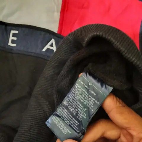 TOMMY JEANS EMBROIDED LOGO (Category: Coats, Jackets and Outerwear) located in General Santos City (Dadiangas). Submitted by mikeut27 (Listing ID 1463135777, Image 3). Description: .