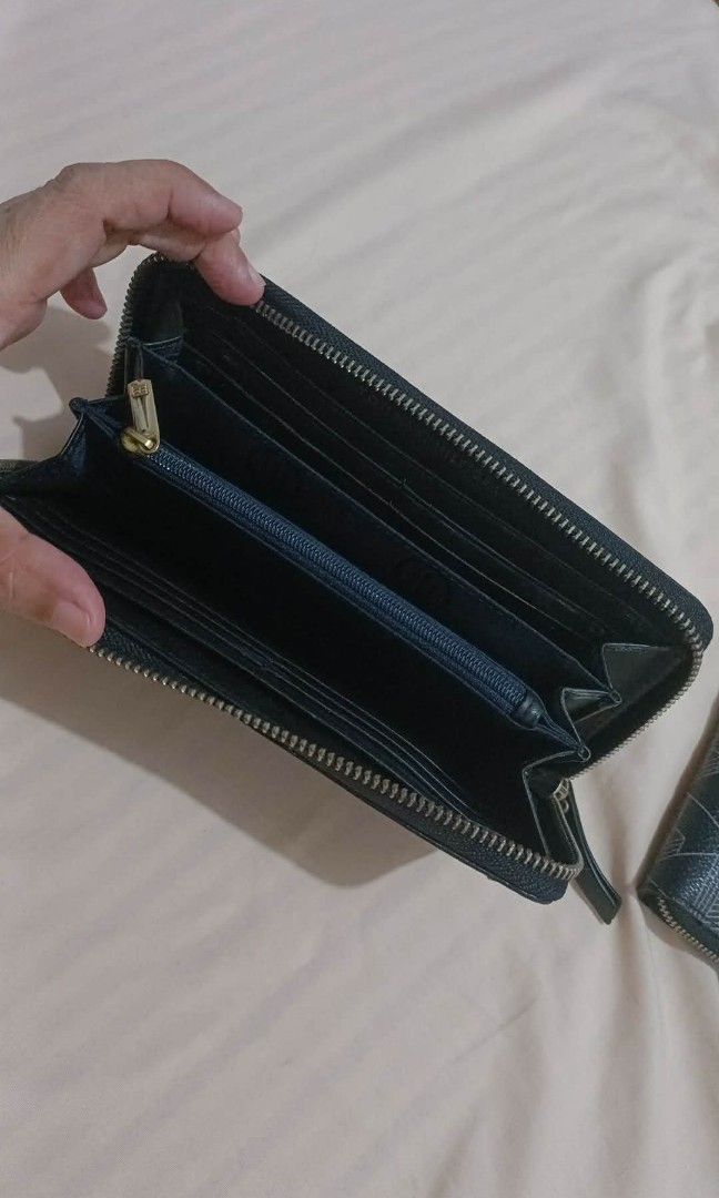 tommy long wallet (Category: Luxury Bags & Wallets) located in San Juan City. Submitted by gentlefire.50c95f (Listing ID 1463174508, Image 3). Description: price is negotiable.