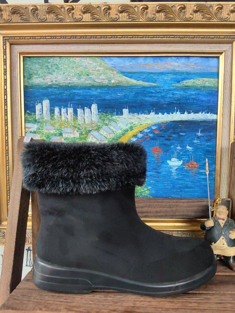 Top Dry all weather GORE-TEX (Category: Boots) located in Calamba. Submitted by princesspauliney. (Listing ID 1463218182, Image 2). Description: Material: Suede-textured exterior featuring a GORE-TEX membrane for complete waterproof protection and breathability. Warmth: Features a thick plush faux-fur/boa trim collar around the cuff. The versatile design allows the cuff to be worn upright or folded down for a 2-way styling option SIZE 8 MENS.