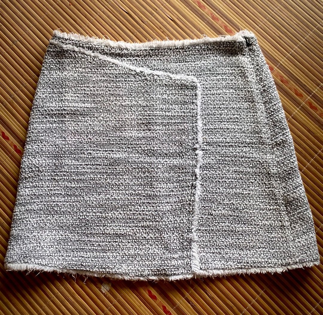 Topshop Tweed Mini Skirt (Category: Skirts) located in Muntinlupa City. Submitted by peen0118 (Listing ID 1463215227, Image 1). Description: - Black and white tweed mini skirt - Frayed hem detail - Wrap front style - Estimated size: UK 10 - Perfect for dressing up or down.